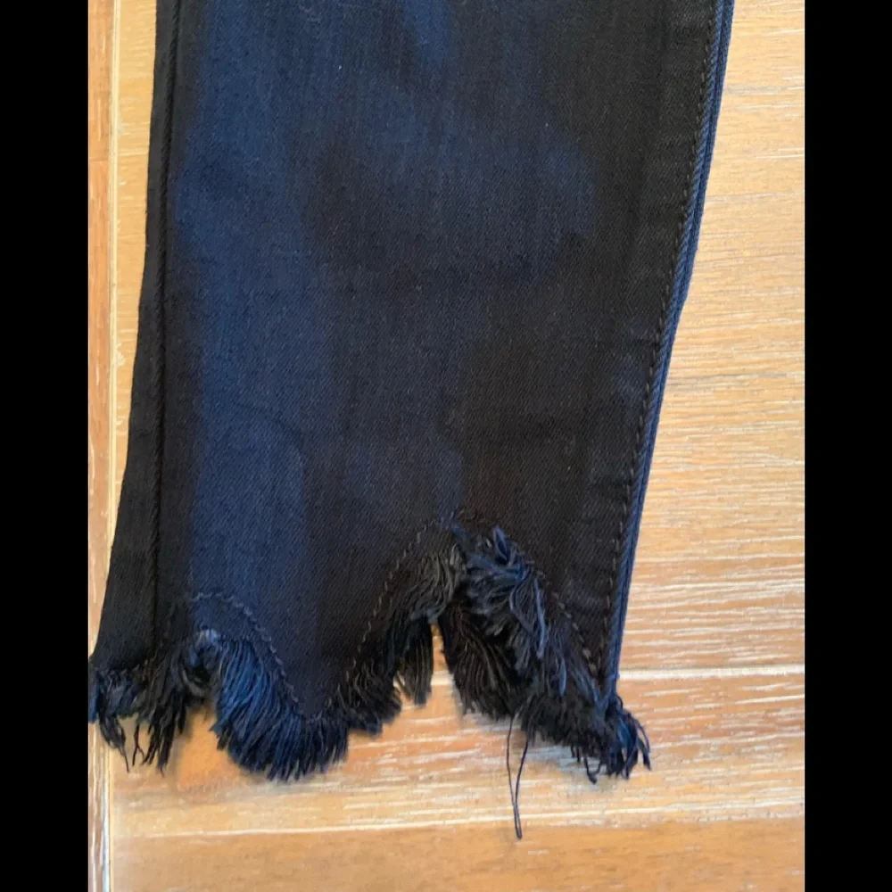 Distressed jeans - Picture 6 of 8